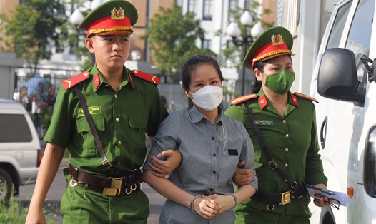 Cựu Cục trưởng Cục Lãnh sự Nguyễn Thị Hương Lan bị dẫn giải vào phòng xử vụ chuyến bay giải cứu hôm 11.7. Ảnh: Quang Việt