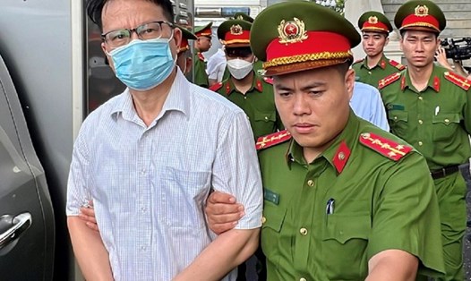 Cựu Đại sứ Việt Nam tại Malaysia Trần Việt Thái bị đưa vào phòng xử phiên toà chuyến bay giải cứu. Ảnh: Quang Việt