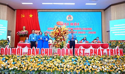 Chủ tịch Tổng LĐLĐVN Nguyễn Đình Khang tặng hoa chúc mừng Đại hội. Ảnh: Đạt Phan