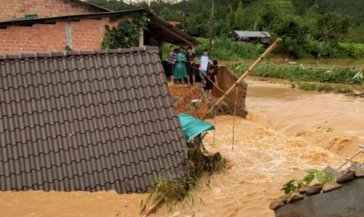 Nhà dân ở huyện Sa Thầy bị mưa lũ cuốn trôi. Ảnh: Thanh Tuấn