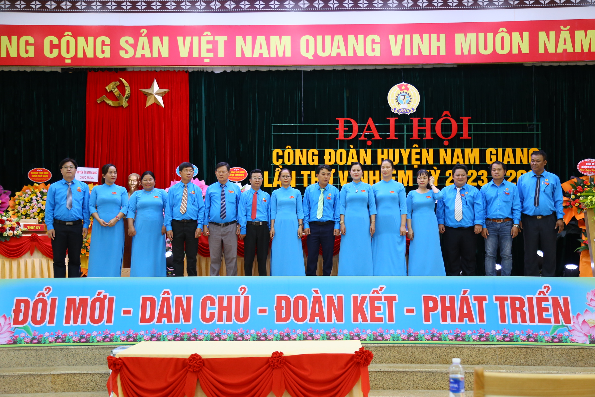 Ban chấp hành Liên đoàn Lao động huyện Nam Giang khoá V ra mắt đại hội. Ảnh: Văn Trực