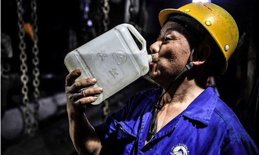 Công nhân uống nước tại công trường xây đường hầm của dự án dẫn nước nằm ở độ sâu 1.840 m dưới dãy núi Tần Lĩnh ở tỉnh Thiểm Tây, tây bắc Trung Quốc. Ảnh: Xinhua