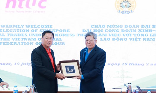 Phó Chủ tịch Thường trực Tổng Liên đoàn Lao động Việt Nam Trần Thanh Hải (bên phải) và ông  Richard Tan. Ảnh: Hải Nguyễn