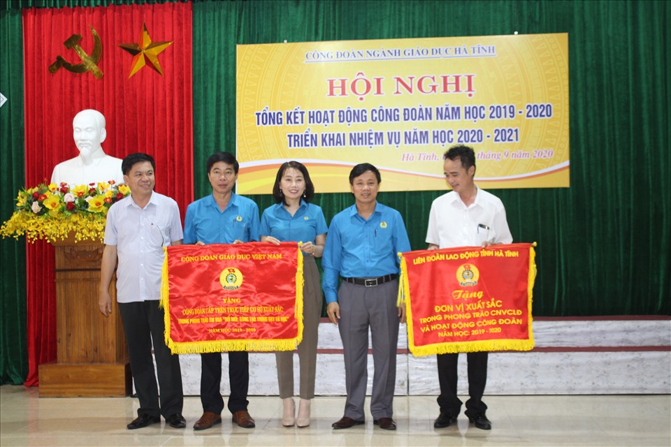 Công đoàn Giáo dục Hà Tĩnh nhận Cờ thi đua xuất sắc từ Công đoàn Giáo dục Việt Nam. Ảnh: Trần Tuấn.