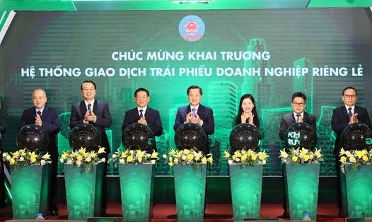 Phó Thủ tướng Lê Minh Khái và các đại biểu thực hiện nghi thức khai trương Hệ thống giao dịch trái phiếu doanh nghiệp riêng lẻ. Ảnh: TTXVN