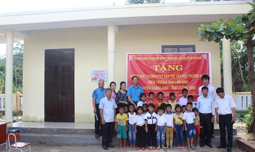 Bàn giao phòng học cho  tập thể giáo viên và học sinh dân tộc Vân Kiều tại tỉnh Quảng Bình. Ảnh: Lê Phi Long
