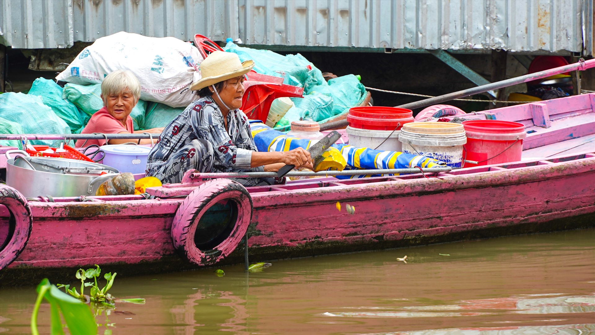 Theo ông Bảo, có thời gian, quận yêu cầu bà con thương hồ bỏ rác vào sọt và phân công người đến ghe tàu thu gom, nhưng tình trạng rác thải vẫn xảy ra. Trong thời gian tới, quận sẽ phối hợp với các ban, ngành của thành phố tiếp tục thực hiện công tác thu gom rác ở chợ nổi Cái Răng tốt hơn.