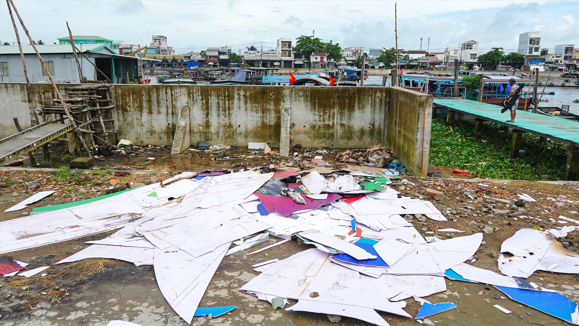 “Lần đầu tiên tôi đi vào năm 2015, thuyền ghe rất tấp nập và rác thải không đến mức quá nhiều. Lần này tôi đi chợ nổi hơi có chút thất vọng vì lượng tàu thuyền giảm cộng với rác thải quá nhiều. Không những ở dưới sông mà còn trên bờ. Tôi mong cơ quan nhà nước cần có biện pháp để xử lý những vấn đề trên để có một chợ nổi trong lành”, bà Hòa nói.
