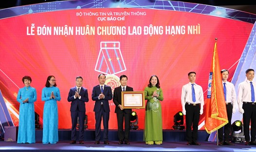 Cục Báo chí đón nhận Huân chương Lao động hạng Nhì. Ảnh: Hải Nguyễn
