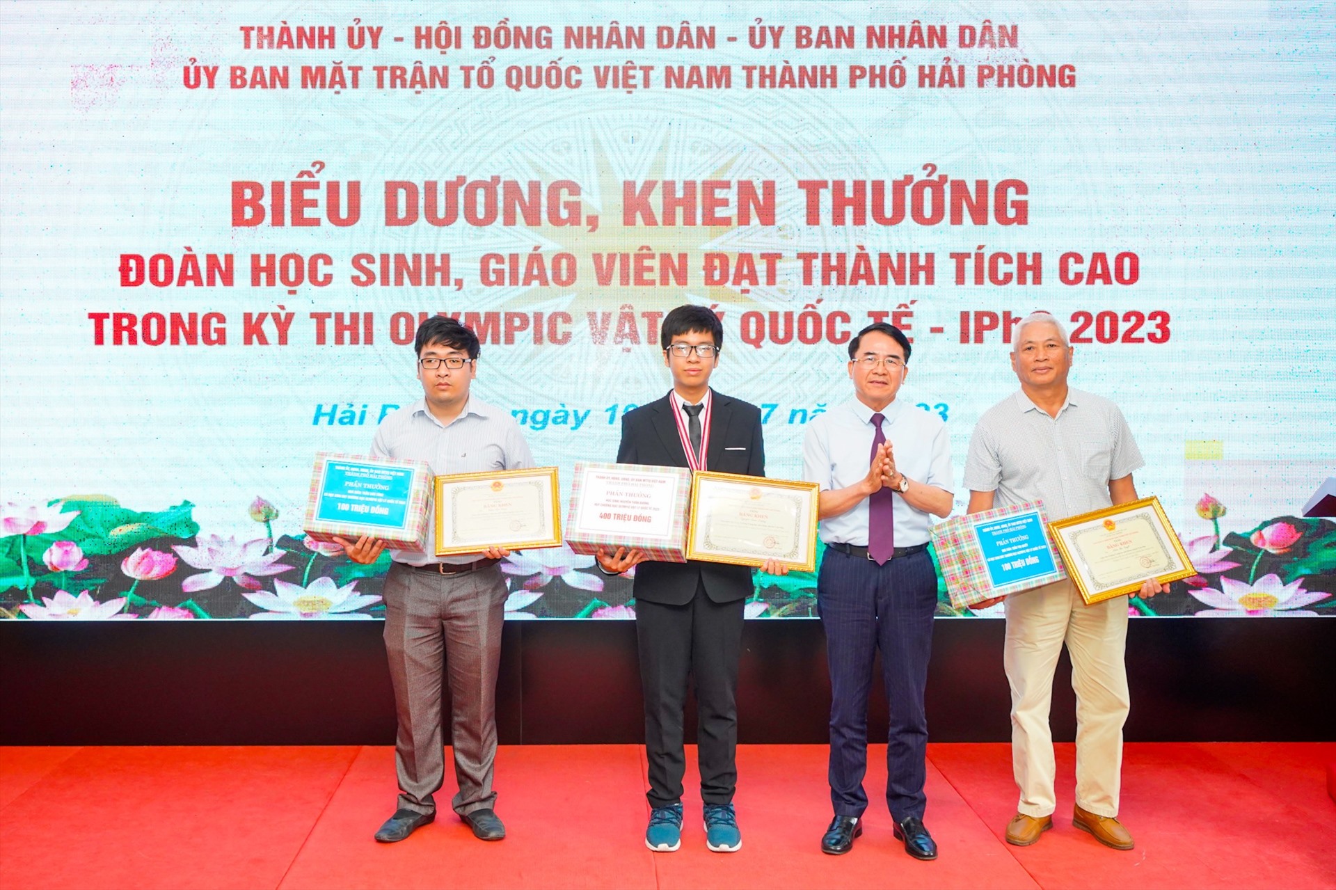 Nguyễn Tuấn Dương và 2 thầy giáo giảng dạy trực tiếp được nhận bằng khen của TP Hải Phòng.
