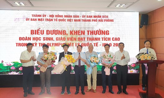 Lãnh đạo TP Hải Phòng khen thưởng Nguyễn Tuấn Dương và các thầy giáo giảng dạy em. Ảnh: Mai Chi