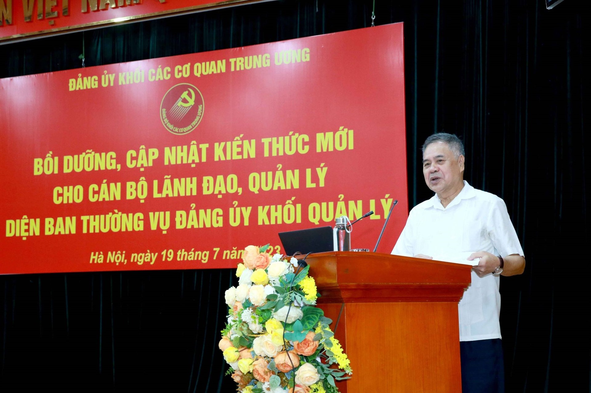 PGS.TS Nguyễn Viết Thông, nguyên Tổng thư ký Hội đồng Lý luận Trung ương truyền đạt. Ảnh: Ái Vân