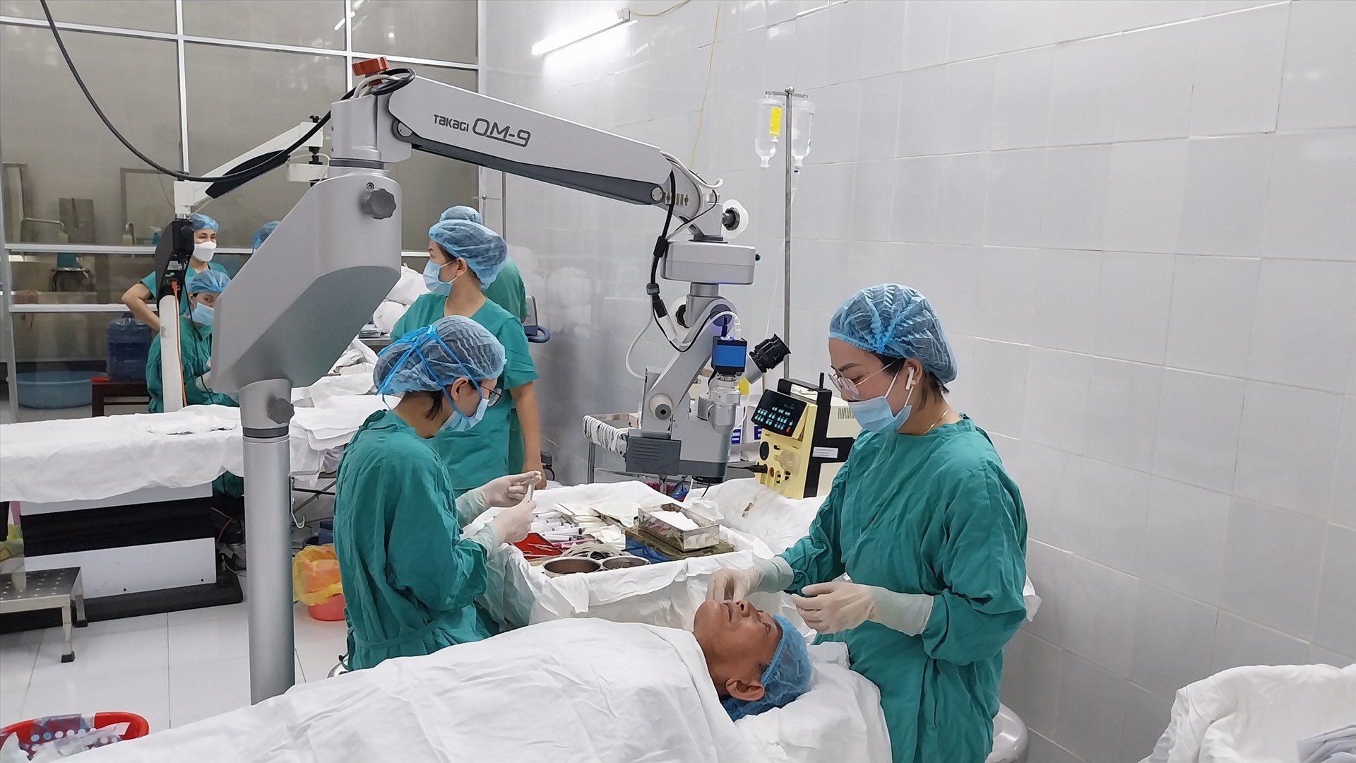 200 bệnh nhân tại Trung tâm Mắt Quảng Ngãi được phẫu thuật thay thủy tinh thể miễn phí. Ảnh: Ngọc Viên