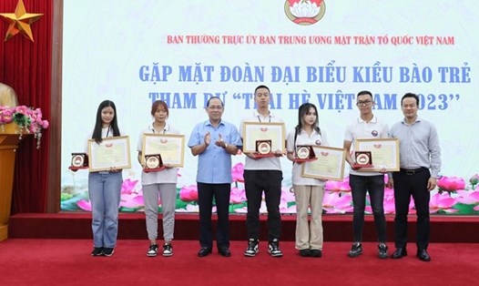 Phó Chủ tịch Uỷ ban Trung ương MTTQ Việt Nam Hoàng Công Thủy trao Bằng khen và tặng biểu trưng của Ủy ban Trung ương MTTQ Việt Nam cho các em học sinh có thành tích xuất sắc. Ảnh: Phạm Đông