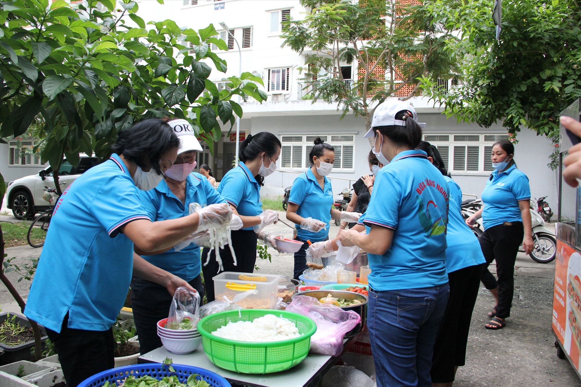 Mô hình “Bữa sáng nghĩa tình” vào buổi sáng ngày mùng 1 và ngày Rằm hàng tháng. Ảnh: Mai Hương