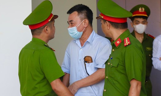 Cựu Phó Giám đốc Công an Hà Nội - Nguyễn Anh Tuấn khi bị dẫn giải vào phiên xử vụ chuyến bay giải cứu. Ảnh: Quang Việt