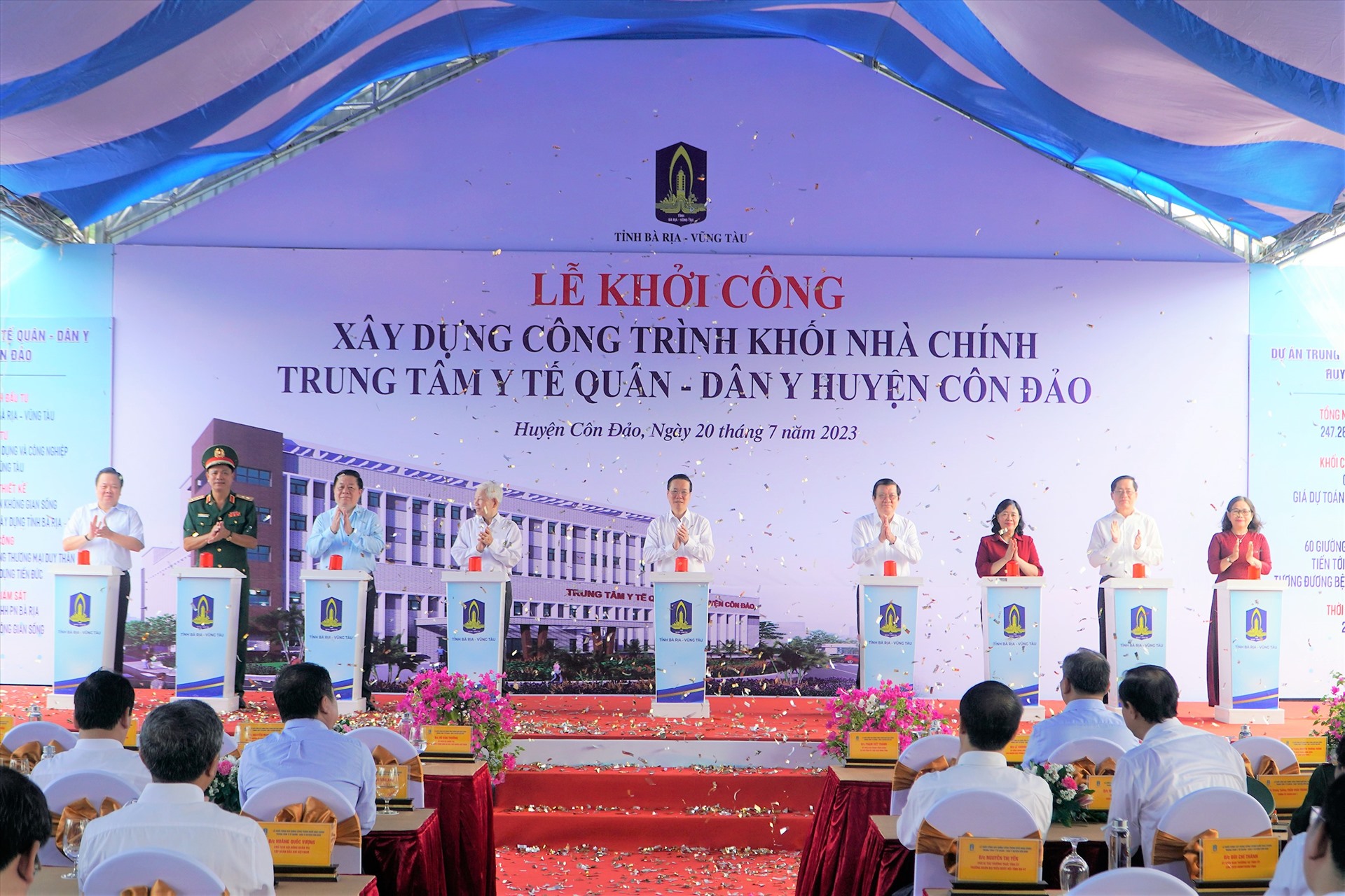 Chủ tịch nước bấm nút khởi công Trung tâm Quân dân Y huyện Côn Đảo. Ảnh: Mạnh Thắng