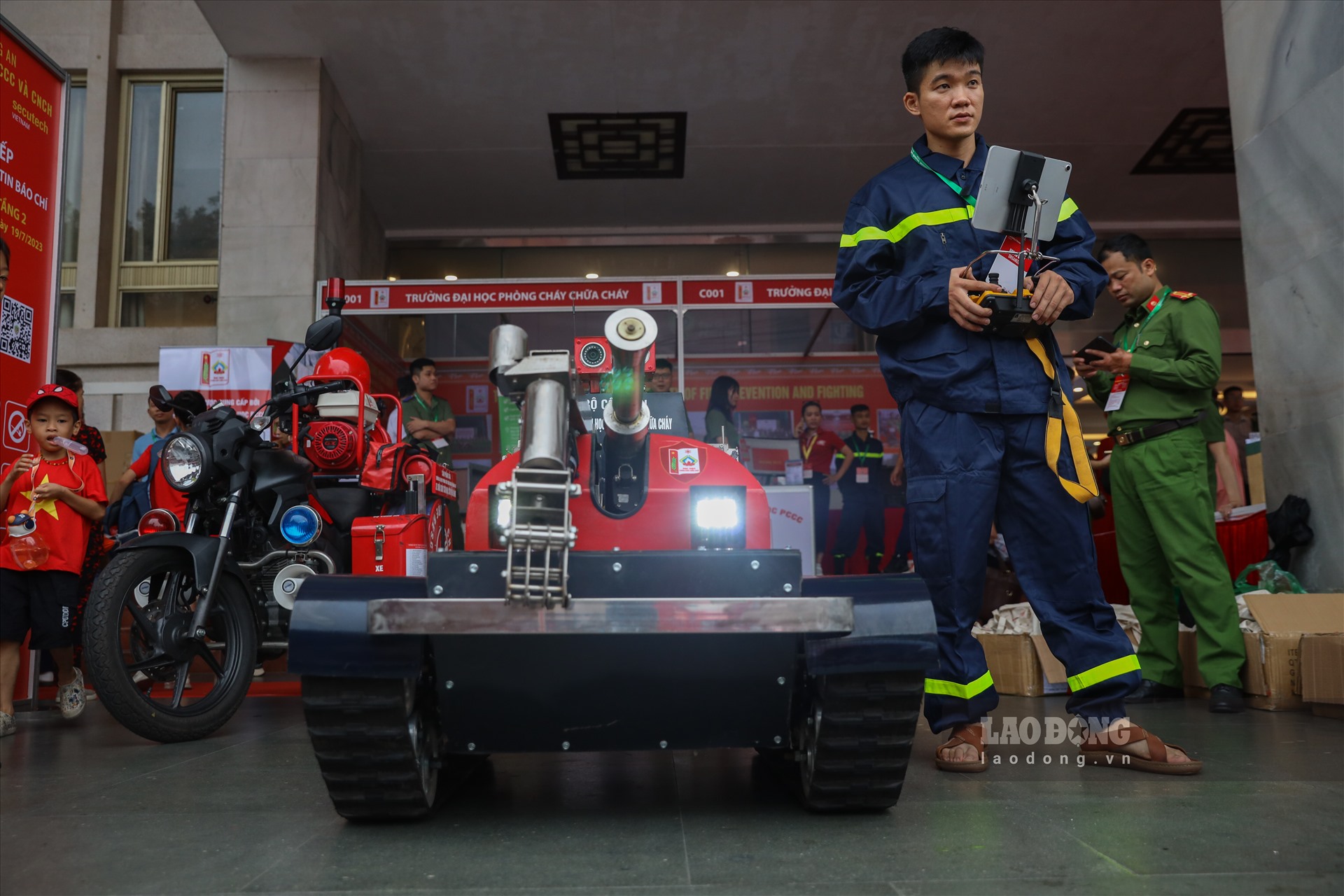 Robot trong công tác chữa cháy được thiết kế điều khiển từ xa và có thể vượt mọi địa hình như leo cầu thang. 