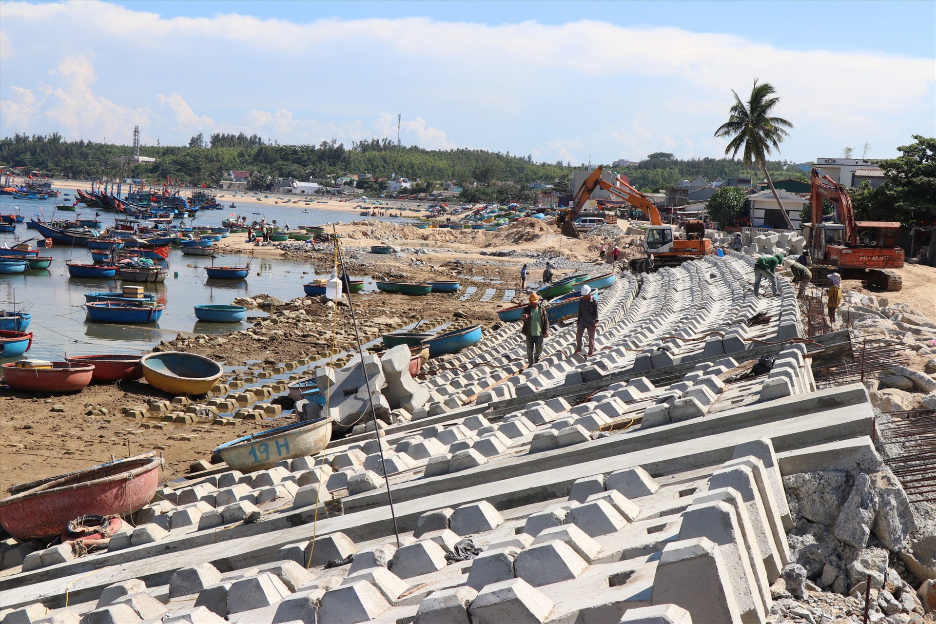 Bờ kè ở thôn Phước Thiện 1, Phước Thiện 2, xã Bình Hải đang được gấp rút hoàn thành trước mùa mưa bão 2023. Ảnh: Ngọc Viên