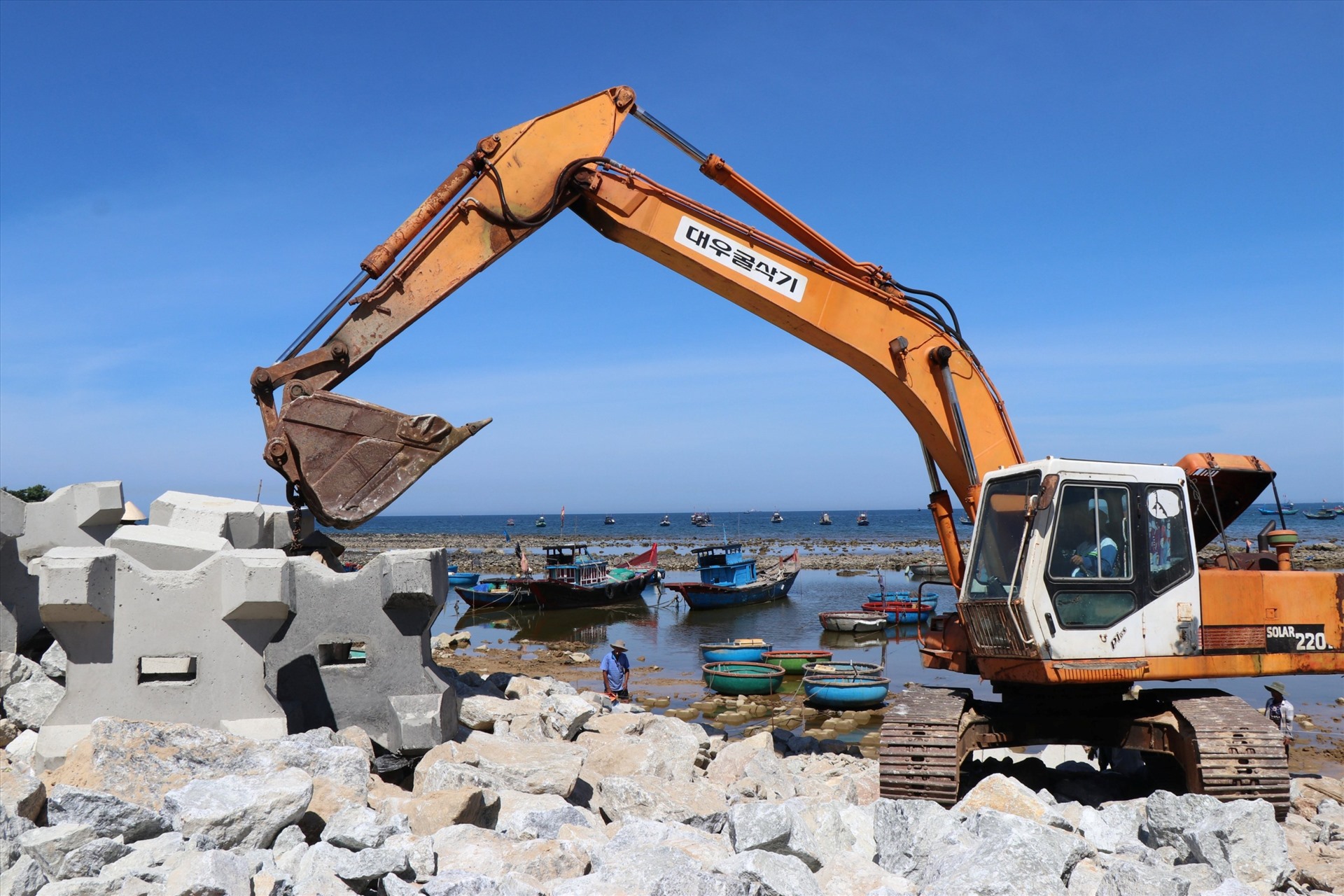 Từ sự hỗ trợ của Trung ương và nguồn ngân sách tỉnh, từ 2021 đến nay, Quảng Ngãi đã đầu tư hàng nghìn tỉ đồng để xây dựng nhiều công trình kè chống sạt lở bờ biển, bờ sông. Ảnh: Ngọc Viên