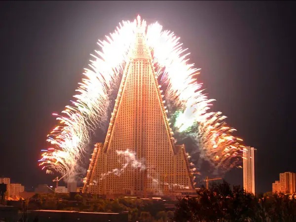 Màn bắn pháo hoa xung quanh khách sạn Ryugyong chào mừng “Ngày lễ tháng Năm” năm 2009. Ảnh: KCNA