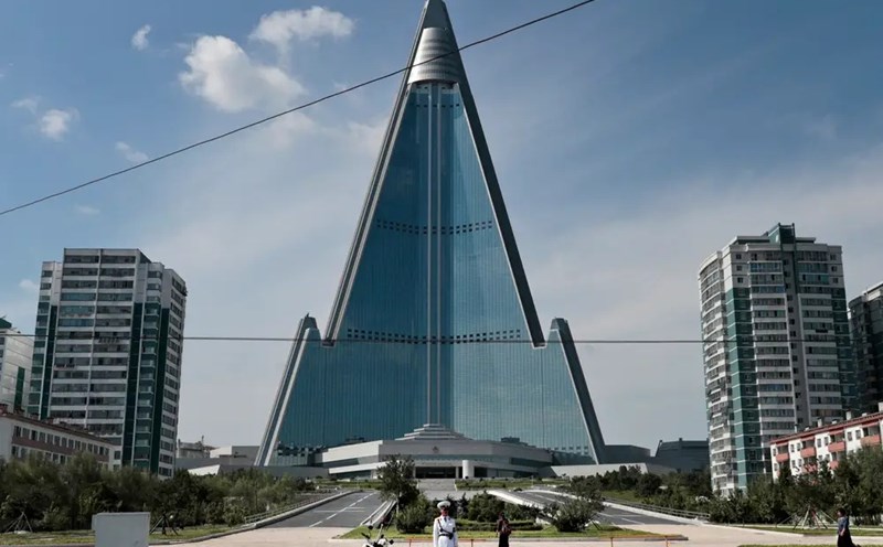 Khách sạn Ryugyŏng được Tổ chức kỷ lục Guinness thế giới công nhận là tòa nhà không có người ở cao nhất thế giới. Ảnh: Dita Alangkara/AP