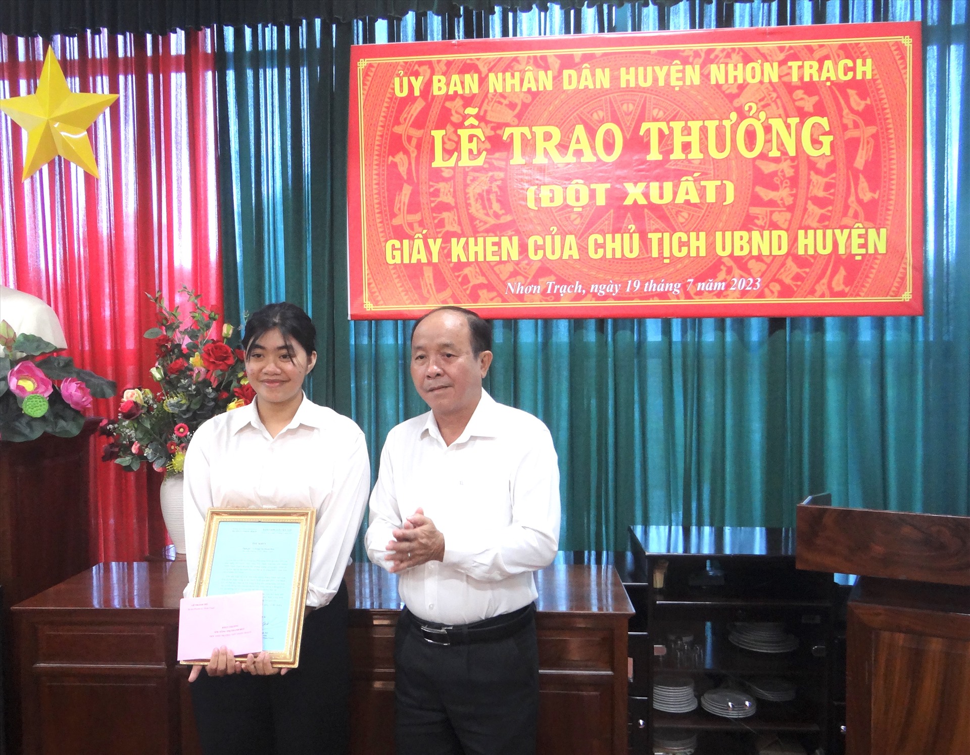 Khen thưởng nữ thủ khoa khối C đạt điểm 10 môn Sử ở Đồng Nai