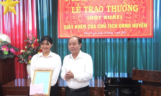  Lãnh đạo huyện Nhơn Trạch (Đồng Nai) trao thư khen cho em Tăng Thị Thanh Hoà. Ảnh: Xuân Mai
