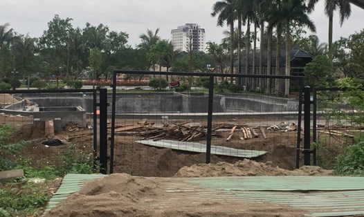 Một công trình “biệt phủ” đang được xây dựng trái phép ngoài đê Lạch Tray (Hải Phòng). Ảnh: Đại An