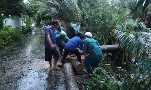 Lực lượng vũ trang hỗ trợ người dân khắc phục hậu quả sau mưa dông. Ảnh: Phương Vũ