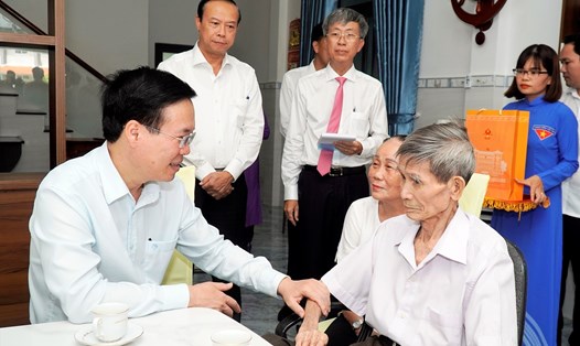 Chủ tịch nước Võ Văn Thưởng hỏi thăm sức khỏe cụ Nguyễn Xuân Viên - cựu tù chính trị đang sinh sống tại Côn Đảo. Ảnh: Quang Vinh