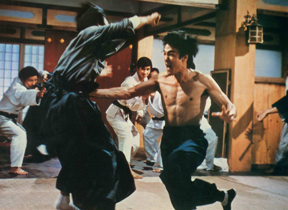Lý Tiểu Long trong phim Tinh võ môn (Fist of Fury) năm 1972. Ảnh chụp màn hình