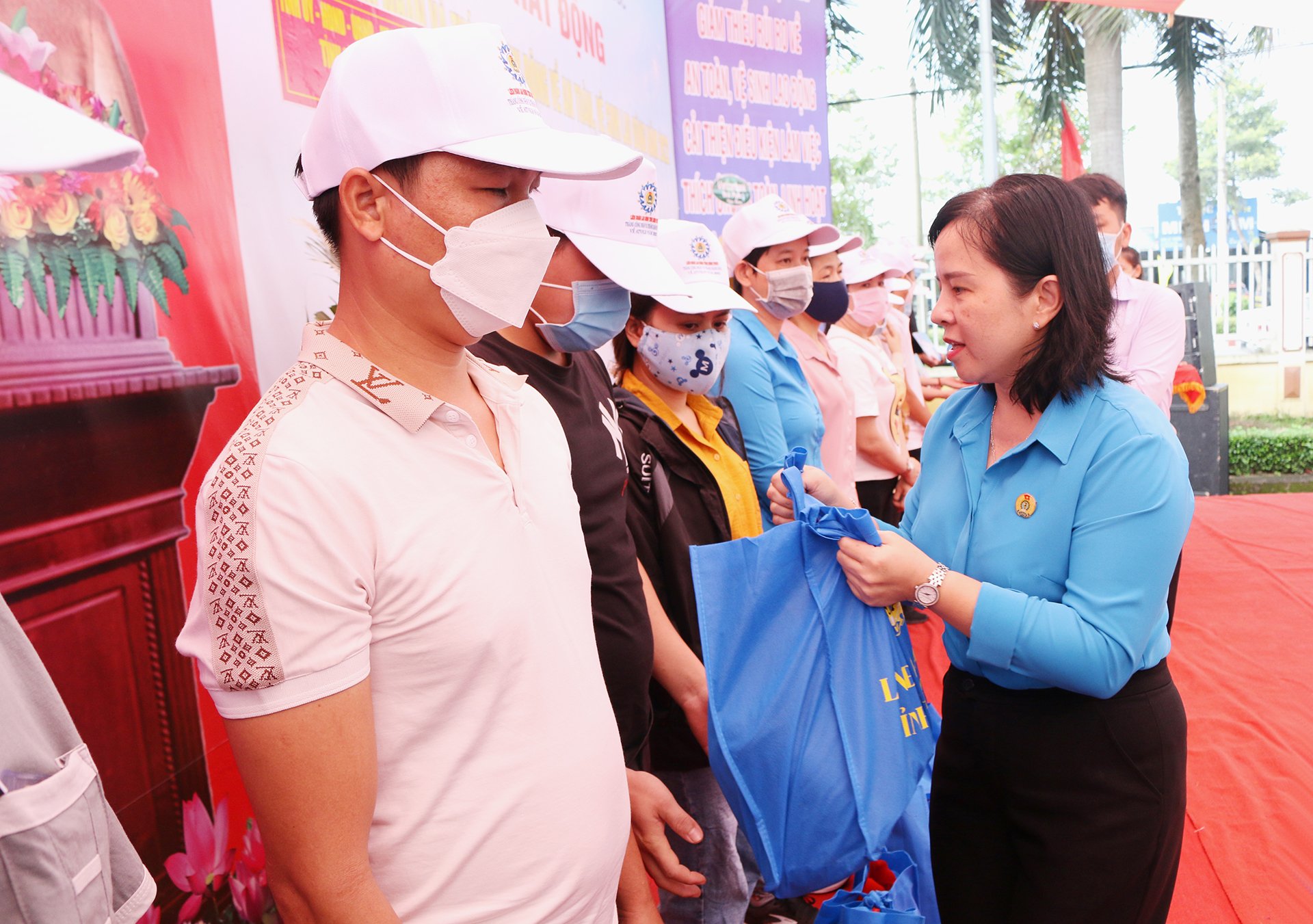 Bà Nguyễn Thị Hương Giang - Chủ tịch LĐLĐ tỉnh Bình Phước trao quà hỗ trợ công nhân khó khăn. Ảnh: Dương Bình