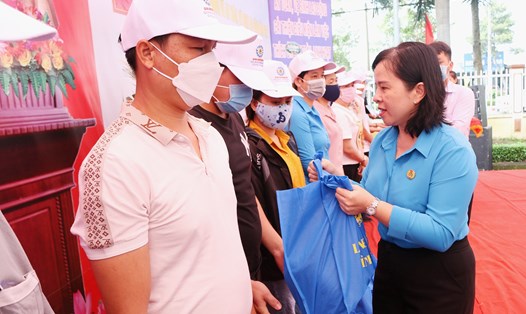 Bà Nguyễn Thị Hương Giang - Chủ tịch LĐLĐ tỉnh Bình Phước trao quà hỗ trợ công nhân khó khăn. Ảnh: Dương Bình