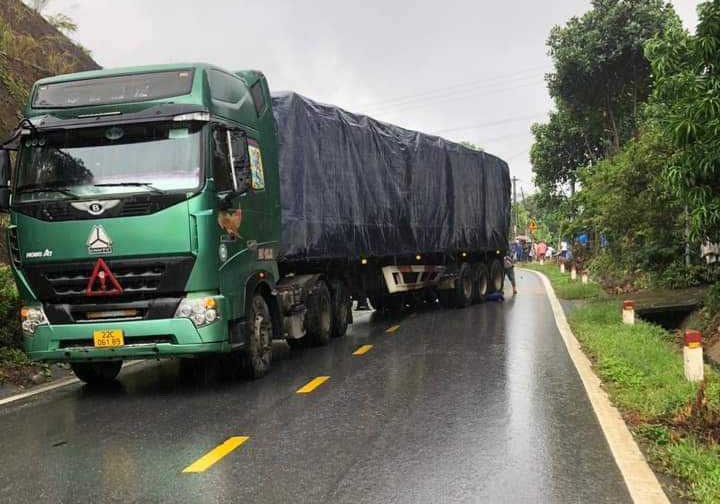 Hiện trường vụ tai nạn giao thông trên Quốc lộ 4E khiến 2 người tử vong. Ảnh: NDCC

