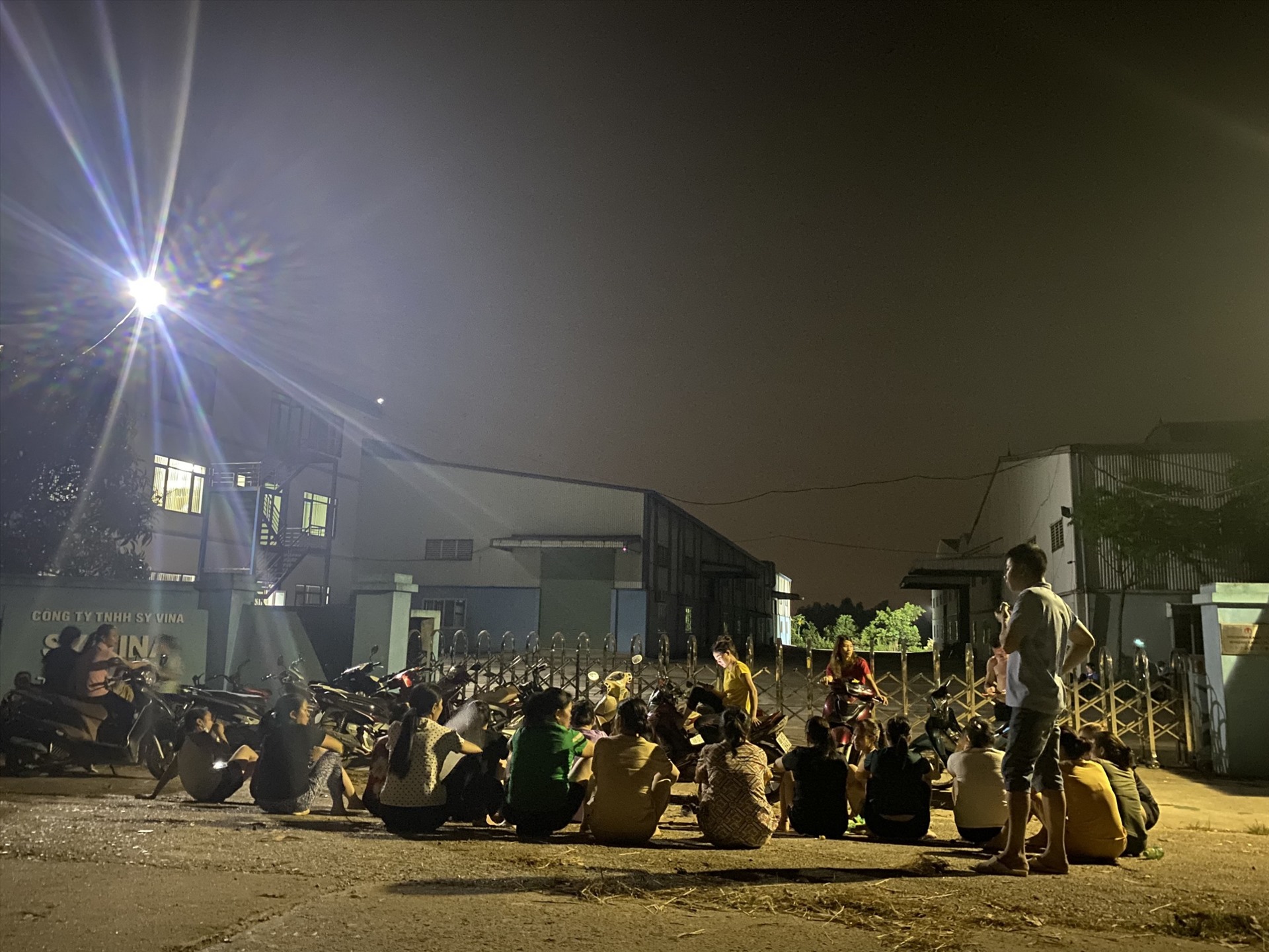 Công nhân ngày đêm chờ trước cổng Công ty TNHH SY VINA (tỉnh Vĩnh Phúc) mòn mỏi chờ được trả nợ BHXH. Ảnh: Khánh Linh