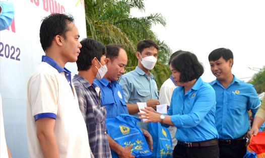 Chủ tịch CĐ CKCNKKT Đồng Tháp Nguyễn Thị Thủy Tiên tặng quà cho đoàn viên, người lao động. Ảnh: Lục Tùng