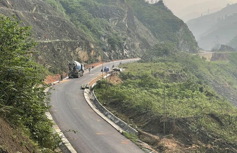 Tuyến đường nối cao tốc Nội Bài - Lào Cai đi Sa Pa sắp hoàn thành. Ảnh: Thanh Nam