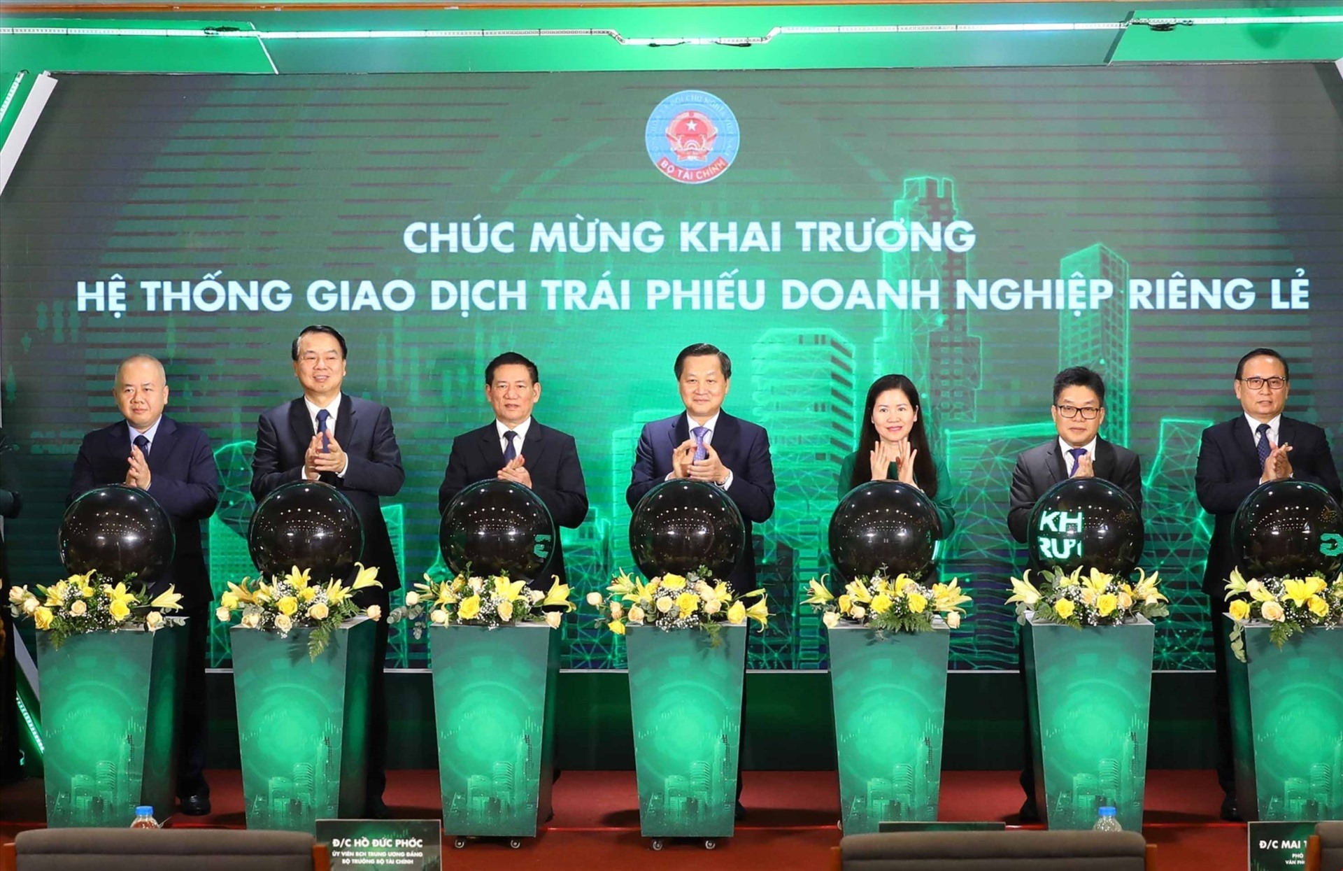 Phó Thủ tướng Lê Minh Khái và các đại biểu thực hiện nghi thức khai trương Hệ thống giao dịch trái phiếu doanh nghiệp riêng lẻ. Ảnh: TTXVN 