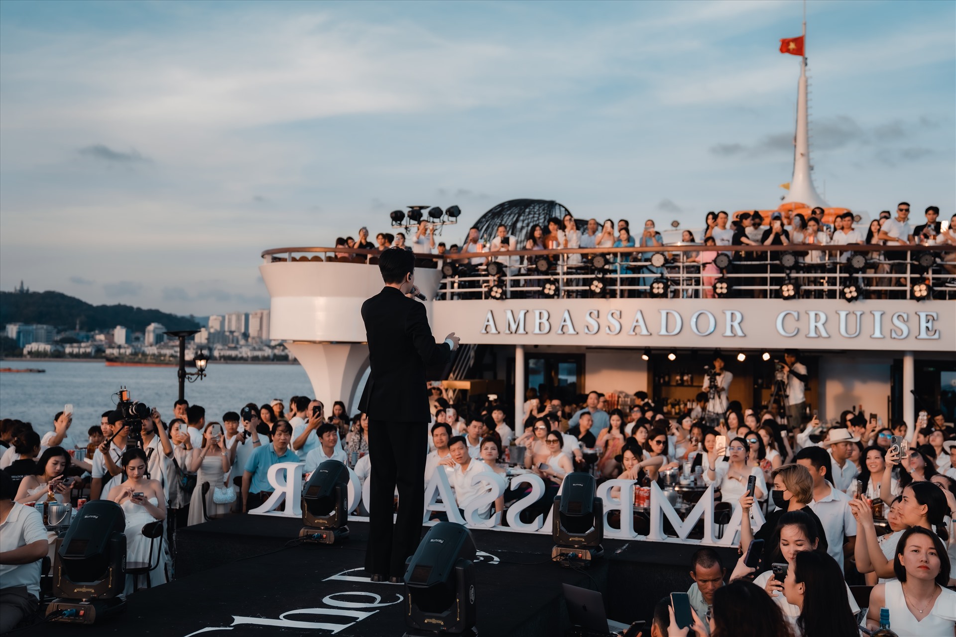 “Love in the Bay” được nhiều du khách đặc biệt yêu thích. Ảnh: Ambassador Cruise