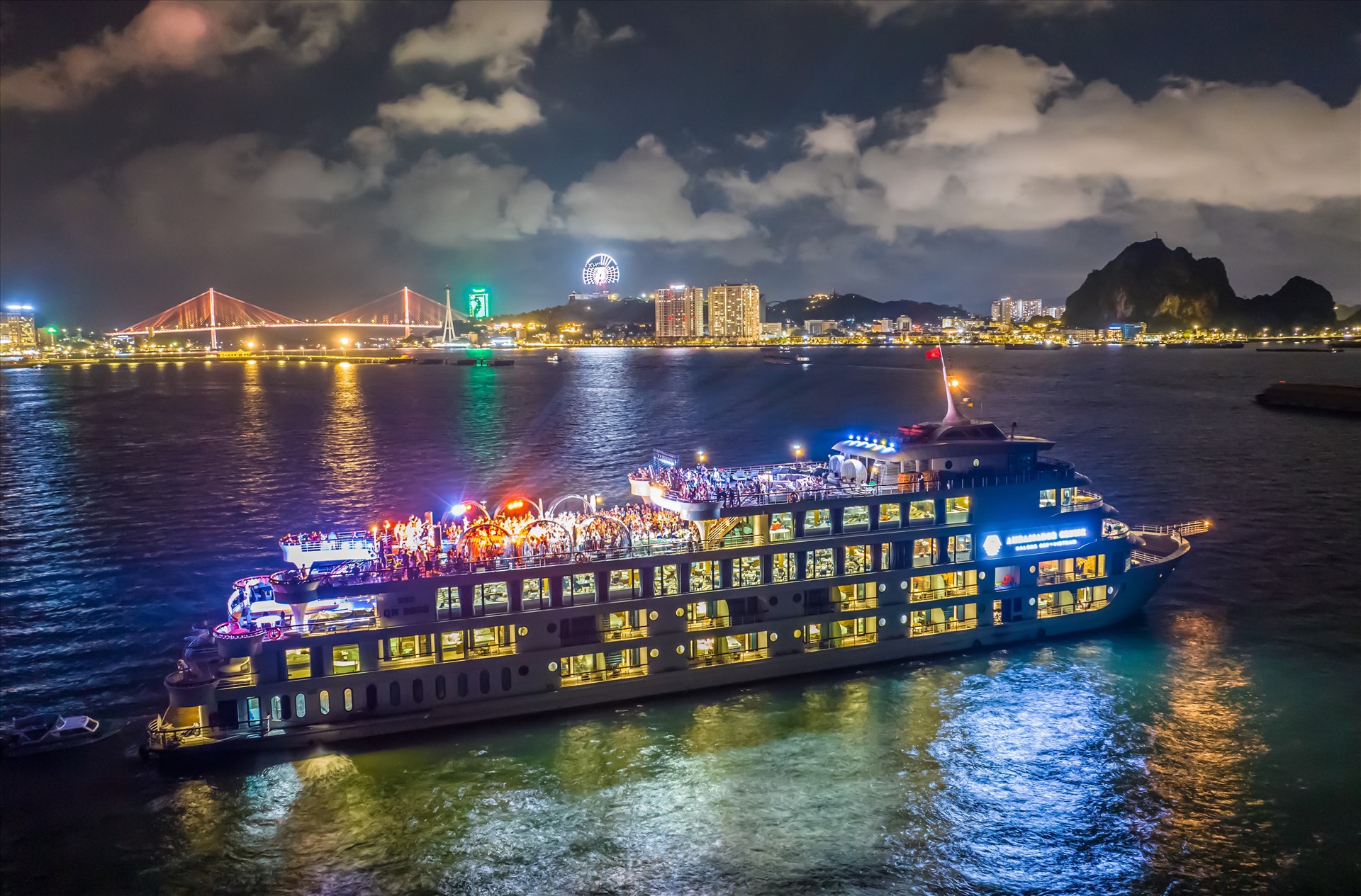 Du thuyền biến thành một sân khấu sôi động giữa vịnh Hạ Long. Ảnh: BTC