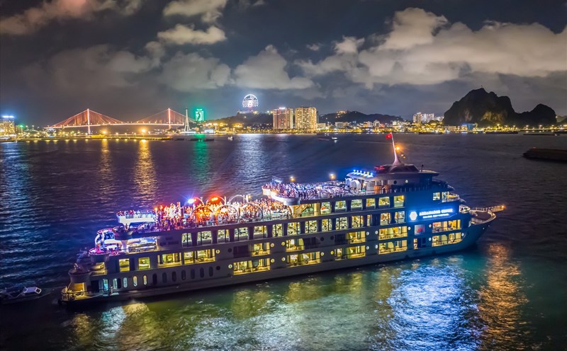 Du thuyền biến thành một sân khấu sôi động giữa vịnh Hạ Long. Ảnh: BTC