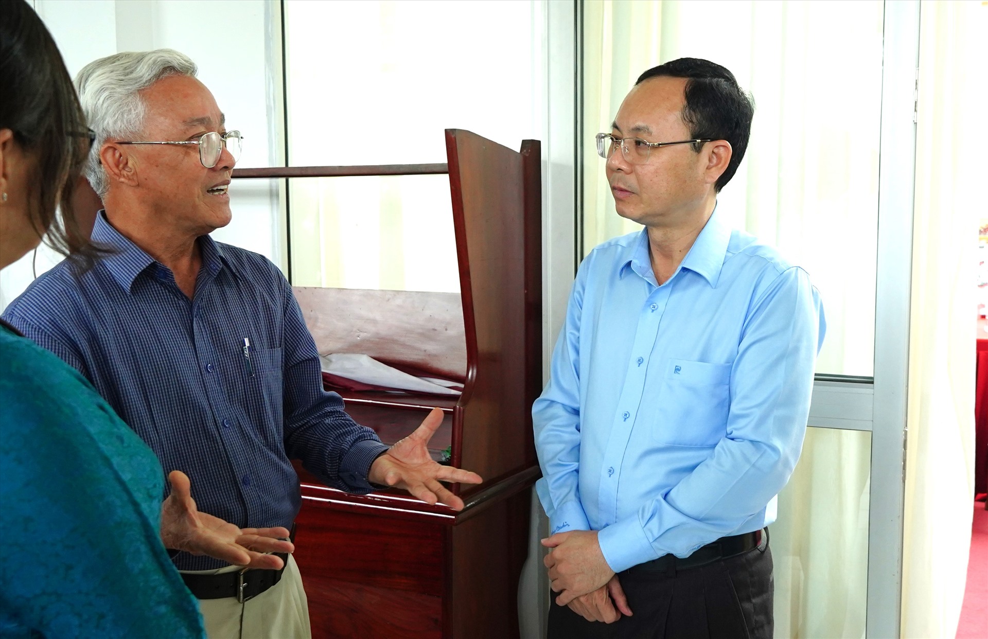 Bí thư Thành uỷ Cần Thơ Nguyễn Văn Hiếu (bên phải) trao đổi với doanh nghiệp. Ảnh: Tạ Quang
