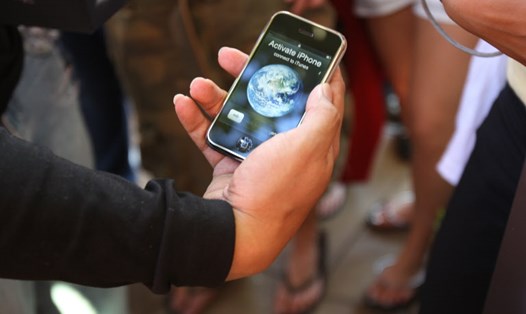 Một chiếc iPhone thế hệ đầu tiên chưa được bóc hộp đã được bán đấu giá với mức giá 4,5 tỉ đồng. Ảnh: AFP