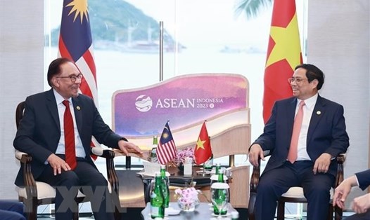 Thủ tướng Chính phủ Phạm Minh Chính gặp Thủ tướng Malaysia Anwar Ibrahim nhân dịp cùng dự Hội nghị Cấp cao ASEAN lần thứ 42 tại Indonesia, ngày 10.5.2023. Ảnh: TTXVN
