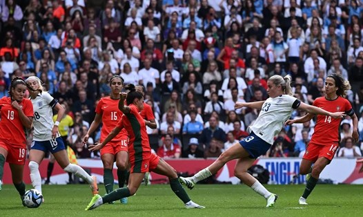 Tuyển nữ Bồ Đào Nha (áo đỏ) đã chơi phòng ngự khá tốt trước tuyển nữ Anh - đương kim vô địch châu Âu. Ảnh: Football London