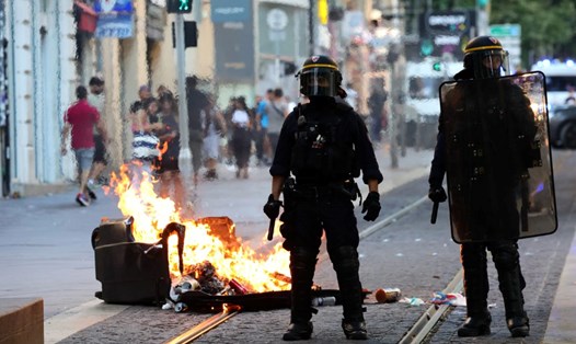 Người biểu tình Pháp đốt cháy thùng rác ở Marseille. Ảnh: AFP
