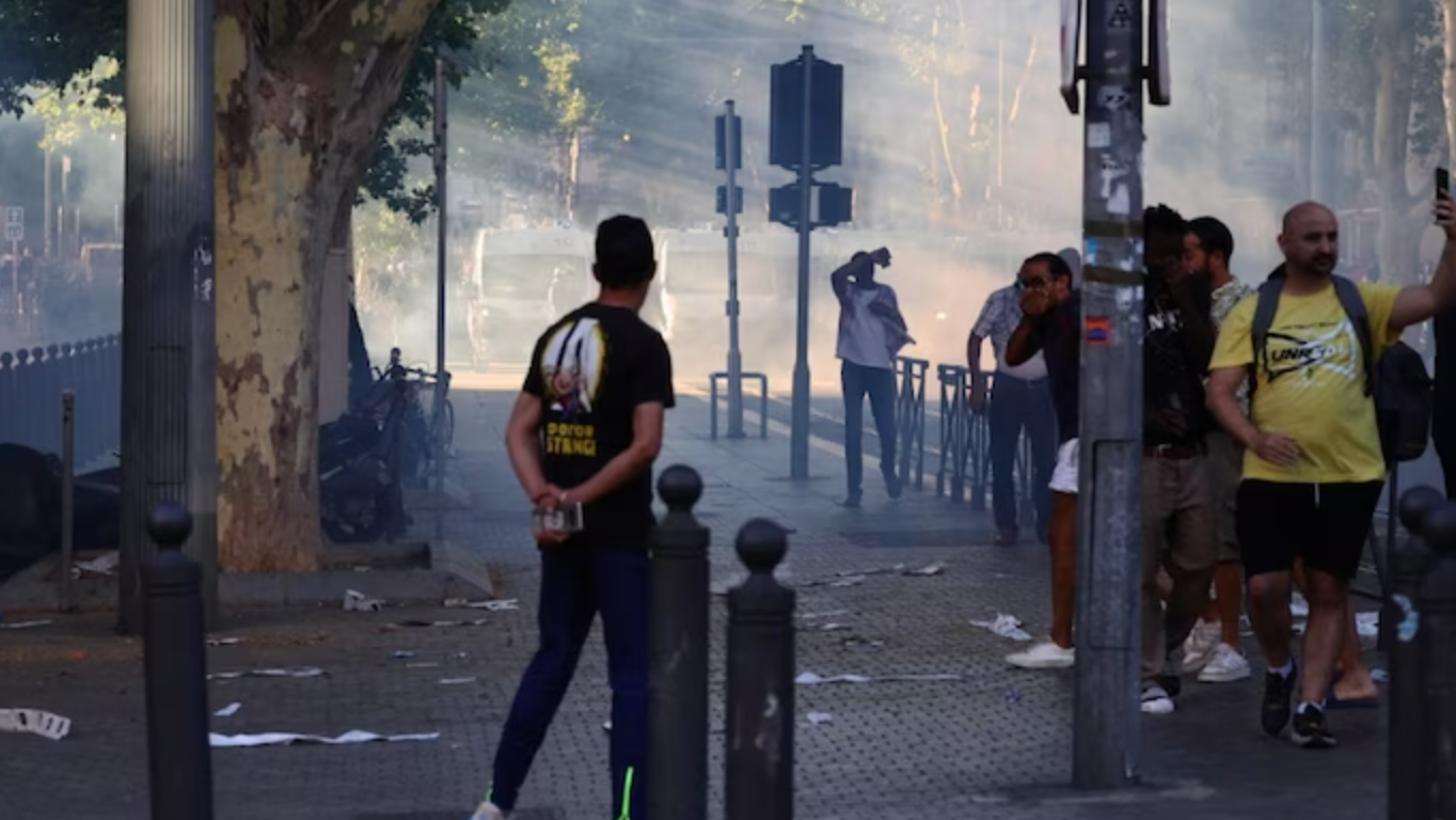 Người biểu tình phản ứng khi cảnh sát chống bạo động Pháp xịt hơi cay trong cuộc đụng độ ở Marseille ngày 1.7.2023. Ảnh: AFP
