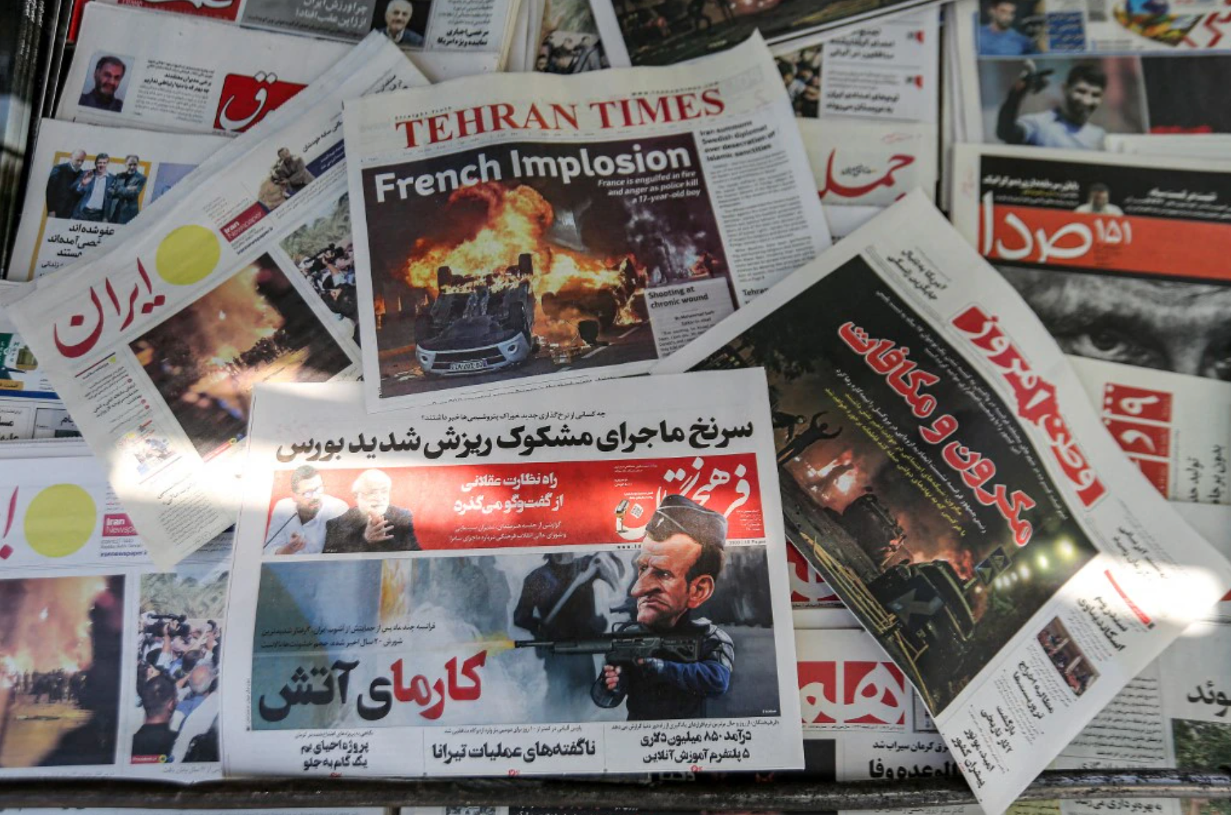 Báo chí Iran đưa tin về bạo loạn ở Pháp ngày 1.7.2023. Ảnh: AFP