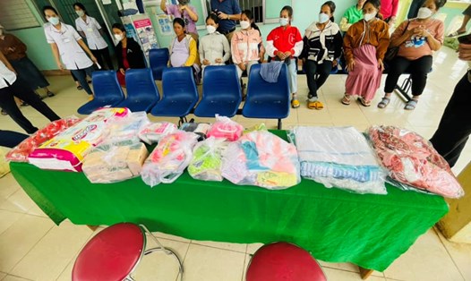 Dự án "Tặng túi quà đi sinh cho bà bầu vùng núi" vừa được ra mắt tại huyện Nam Trà My, tỉnh Quảng Nam. Ảnh: Ngọc Thanh